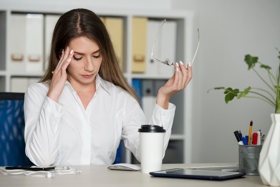 Especialista en medicina natural examinando salud ocular con métodos holísticos y plantas medicinales